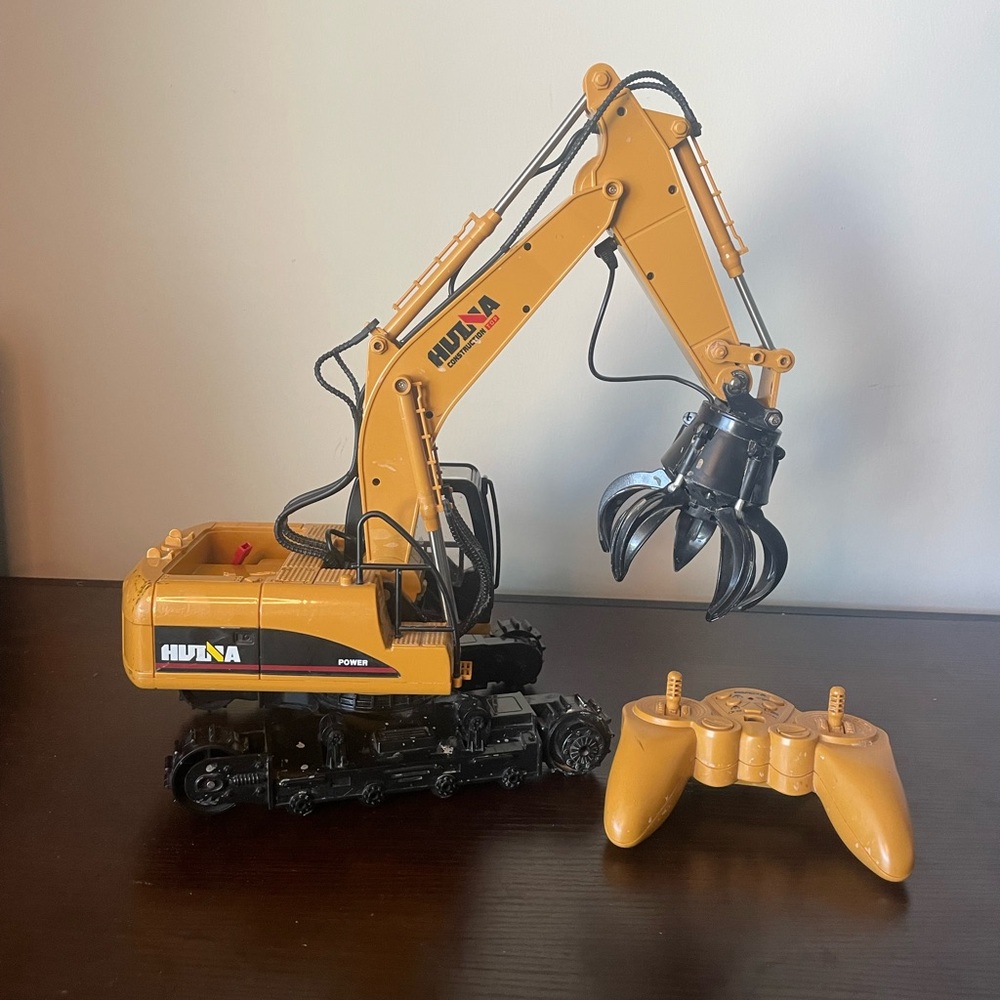 Hiuna 1/14 Excavator construction